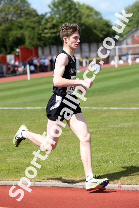 Boys under-15s 800 metres, North Eastern Champs, Gateshead Stadium. Photo: David T. Hewitson/Sports for All Pics